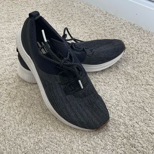 New Balance Lazr tennis shoe